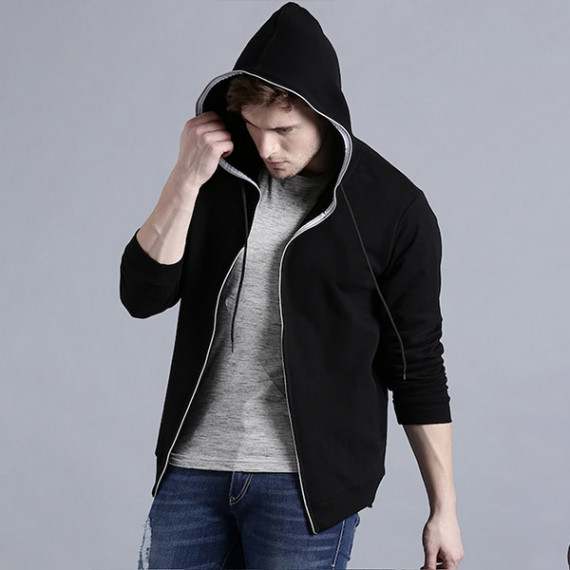 https://wavique.com/vi/products/men-black-solid-hooded-sweatshirt