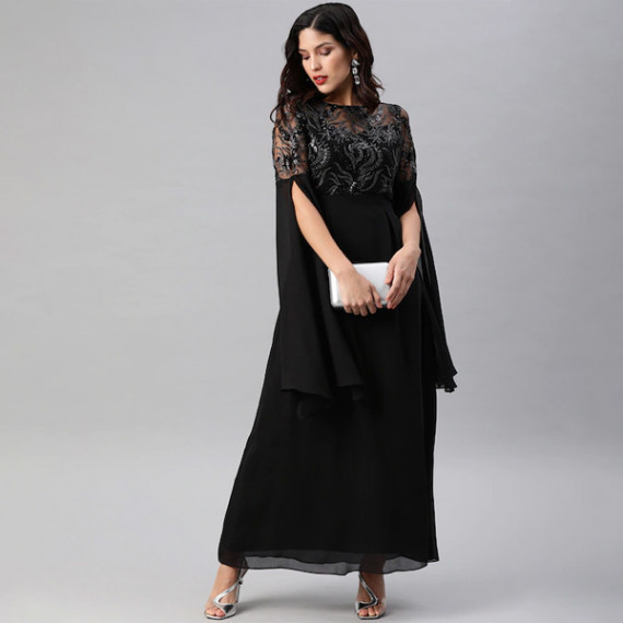https://wavique.com/vi/products/black-embellished-slit-sleeves-maxi-dress