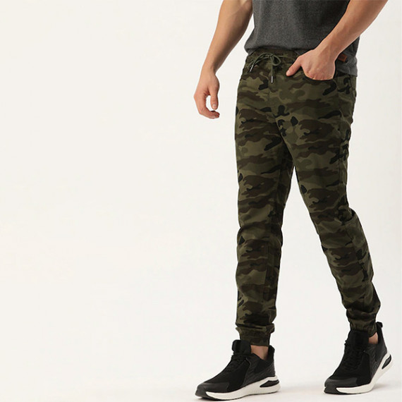 https://wavique.com/vi/products/men-olive-green-camouflage-printed-slim-fit-joggers-trousers