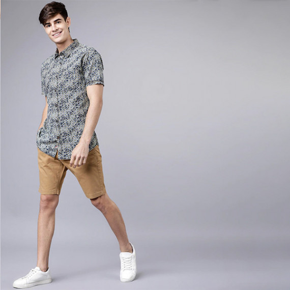 https://wavique.com/vi/products/men-khaki-solid-slim-fit-regular-shorts