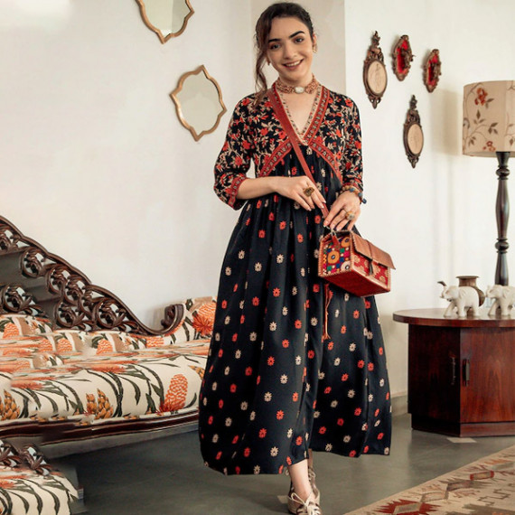 https://wavique.com/vi/products/black-orange-ethnic-motifs-printed-maxi-dress
