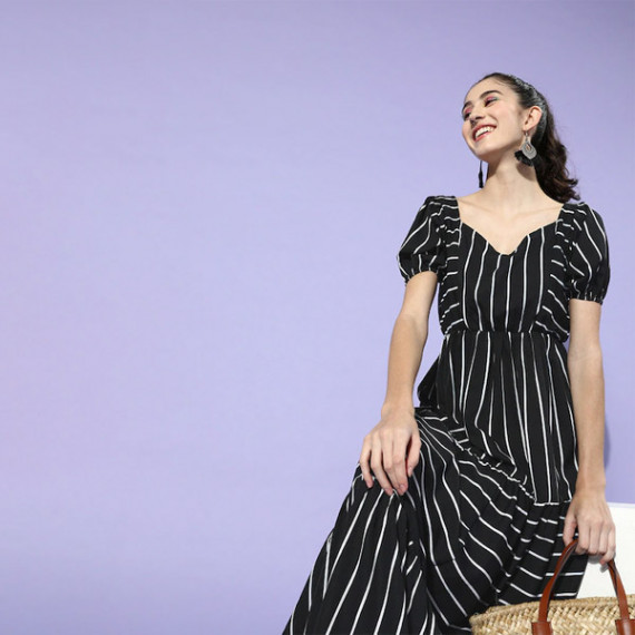 https://wavique.com/vi/products/black-white-striped-crepe-maxi-dress